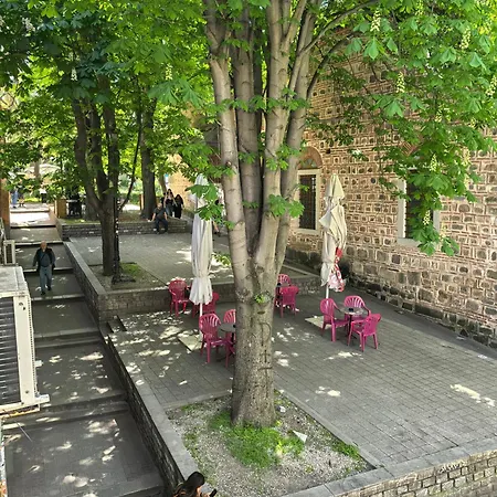 4 Guest house *